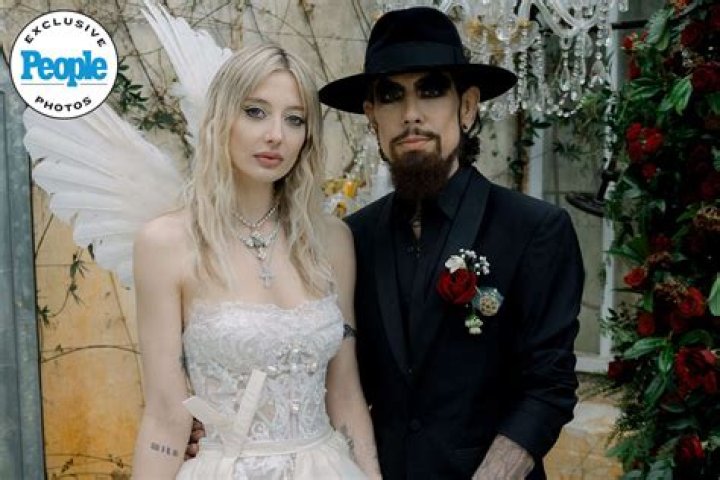 A Look Into Dave Navarro Relationship